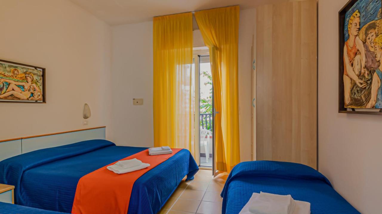 Hotel Plaza Cattolica Esterno foto
