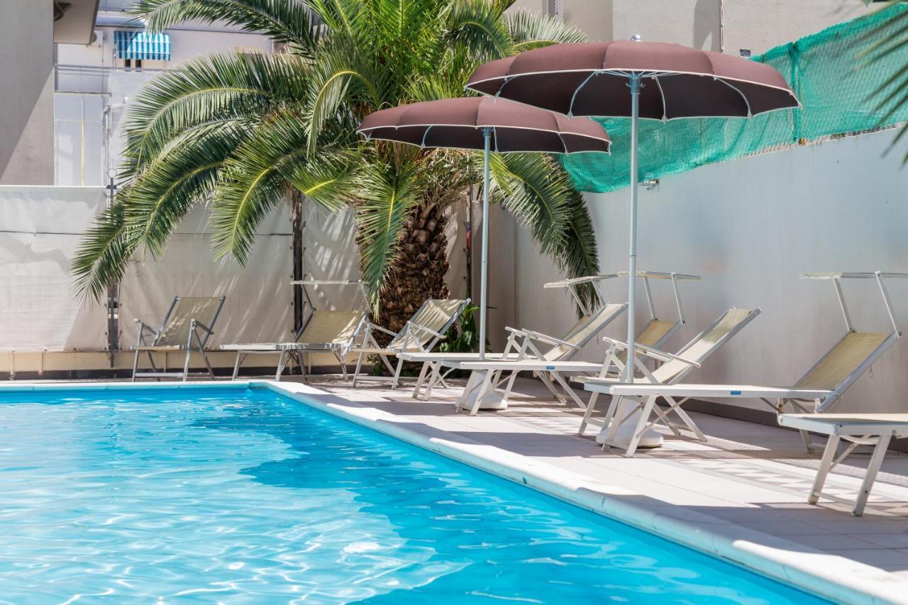 Hotel Plaza Cattolica Esterno foto